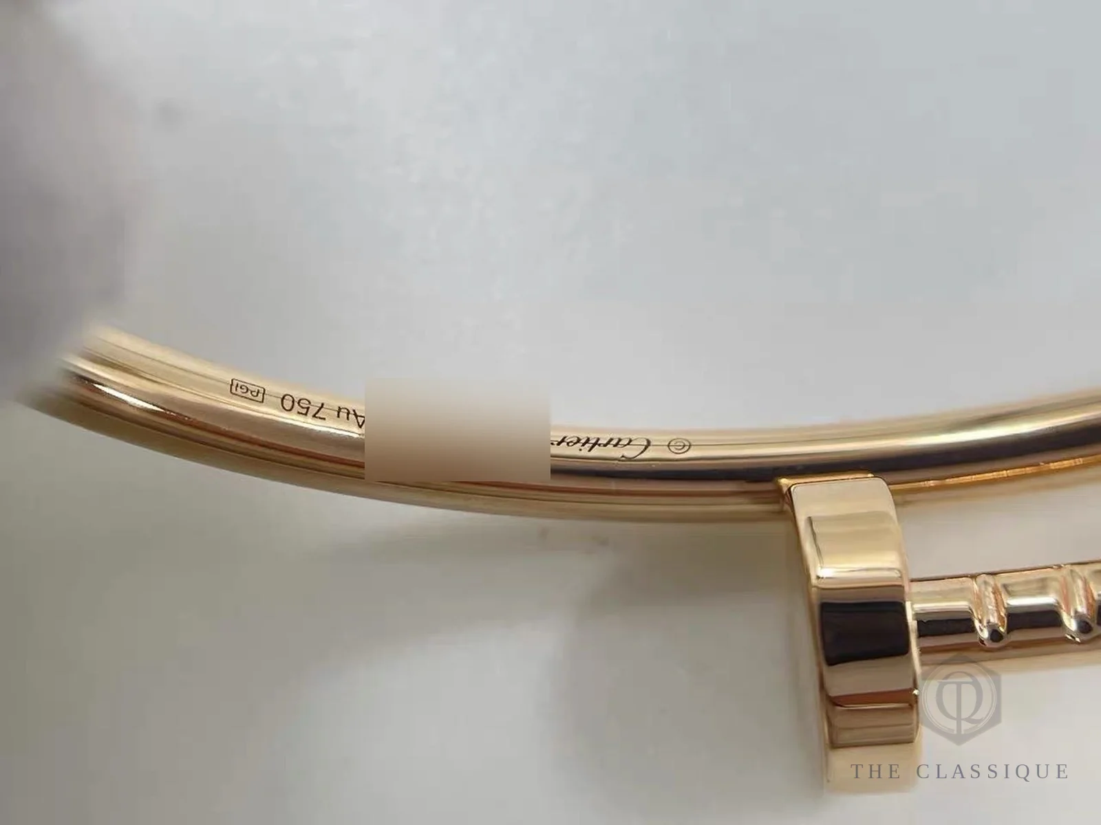 Chữ khắc Cartier, số size và ký hiệu Au750 mặt trong vòng Cartier, dùng trong cách check vòng Cartier