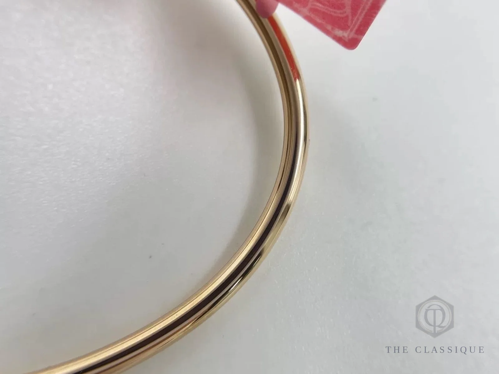 Độ cong thân vòng và bề mặt hoàn thiện của vòng Cartier thật, điểm cuối trong cách check vòng Cartier