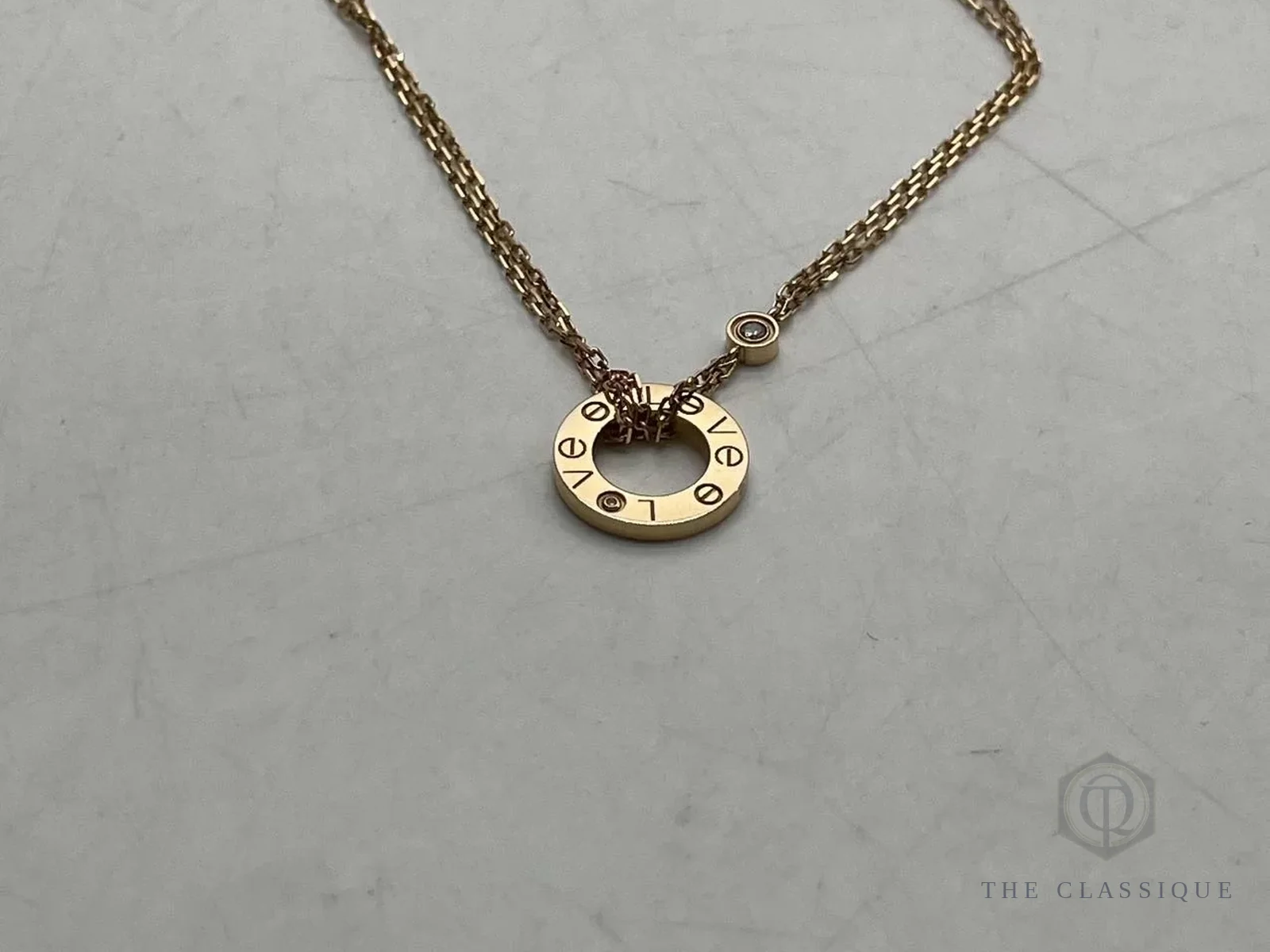 Mặt tròn dây chuyền Cartier Love thật khắc chữ LOVE, đầu vít và viên kim cương nhỏ, ảnh thật tại The Classique
