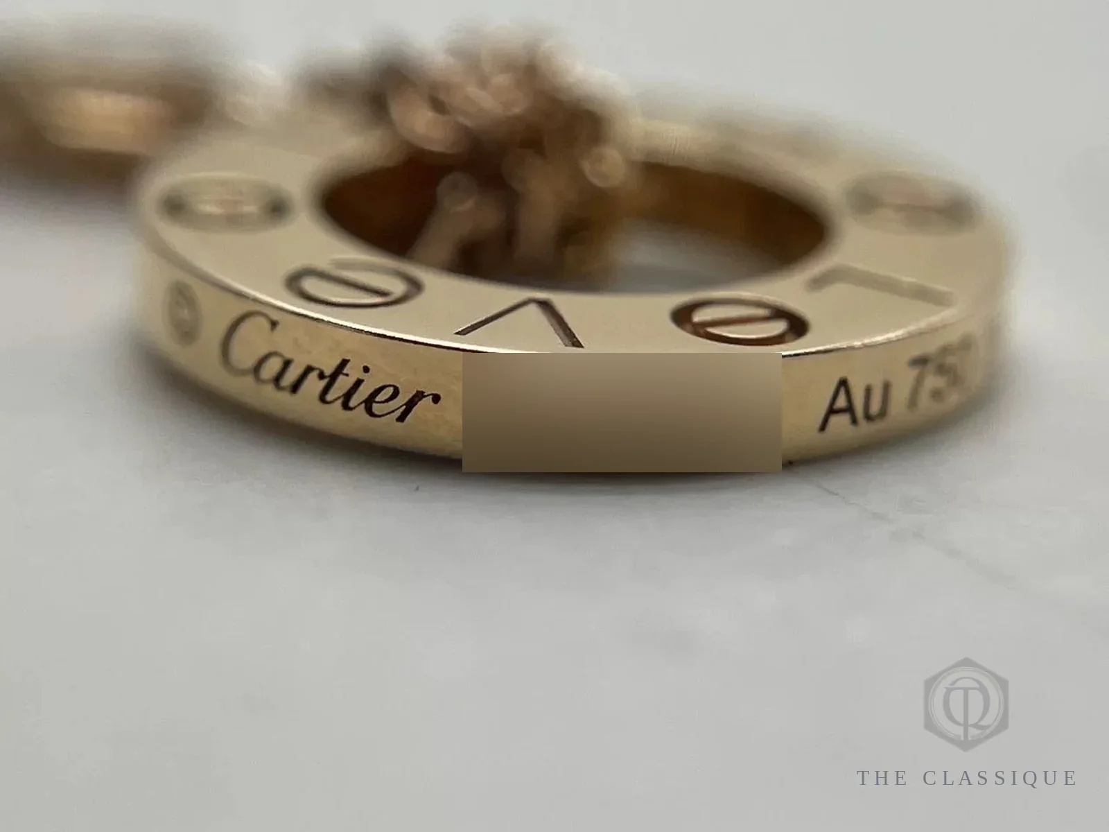 Khoá bấm dây chuyền Cartier khắc chữ Cartier và Au750, serial đã được che để bảo vệ chủ món, ảnh thật tại The Classique