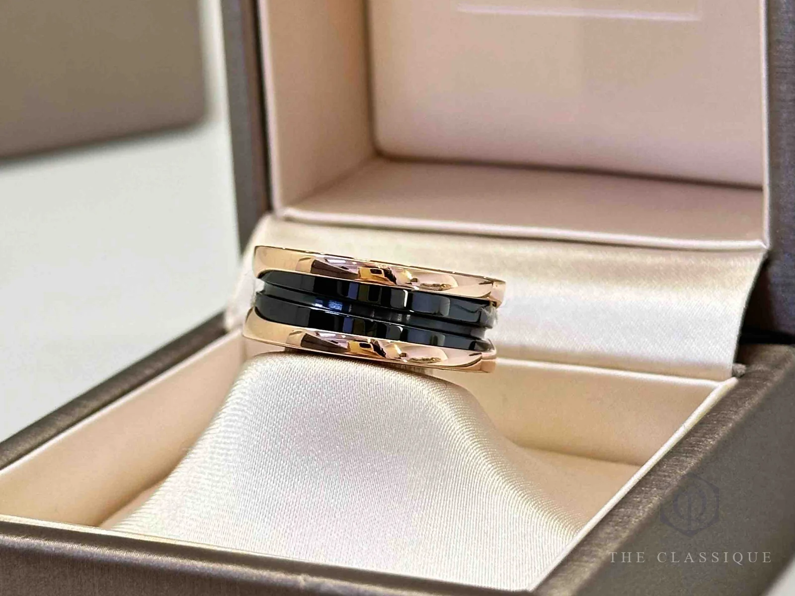 Cách phân biệt trang sức Bvlgari thật giả: nhẫn B.zero1 vàng hồng phối gốm đen đặt trong hộp Bvlgari, ảnh chụp tại The Classique