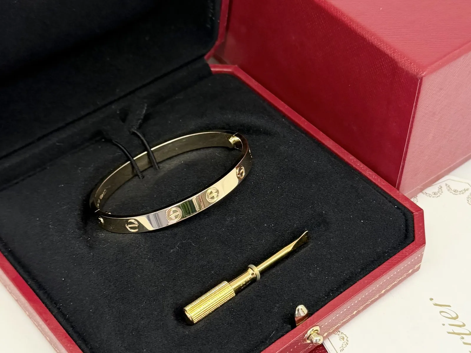 7 cách phân biệt vòng tay Cartier Love thật giả bằng mắt thường: người thẩm định chỉ từng chi tiết