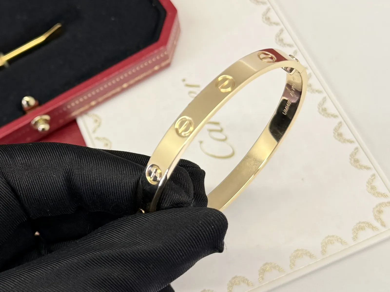 Cách phân biệt vòng tay Cartier Love thật giả qua trọng lượng: vòng Love vàng 18k đặc cầm trên tay