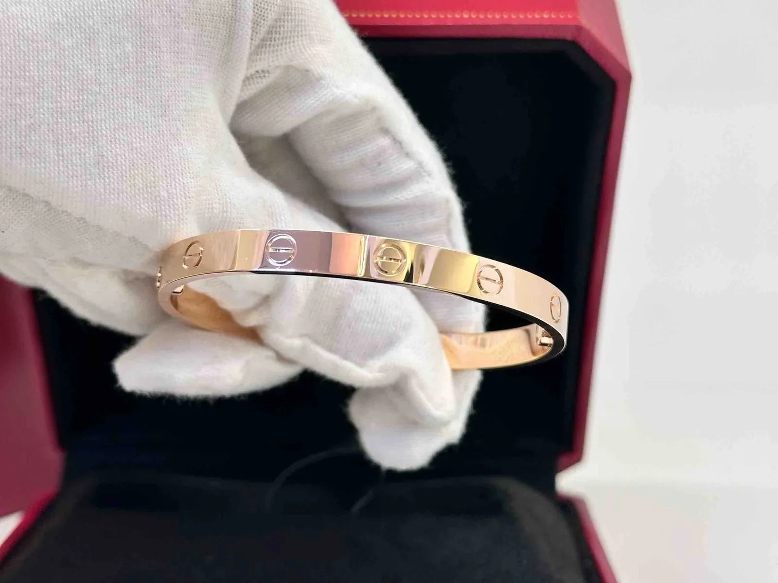 Người thẩm định The Classique kiểm vòng Love bằng găng, bước cuối trong cách phân biệt vòng tay cartier love thật giả