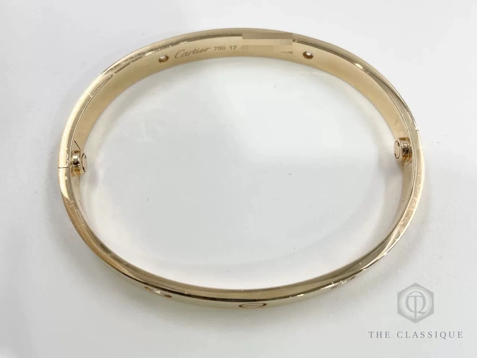 Vòng Cartier Love thật với chữ khắc Cartier 750 17 mặt trong, ảnh chụp tại The Classique