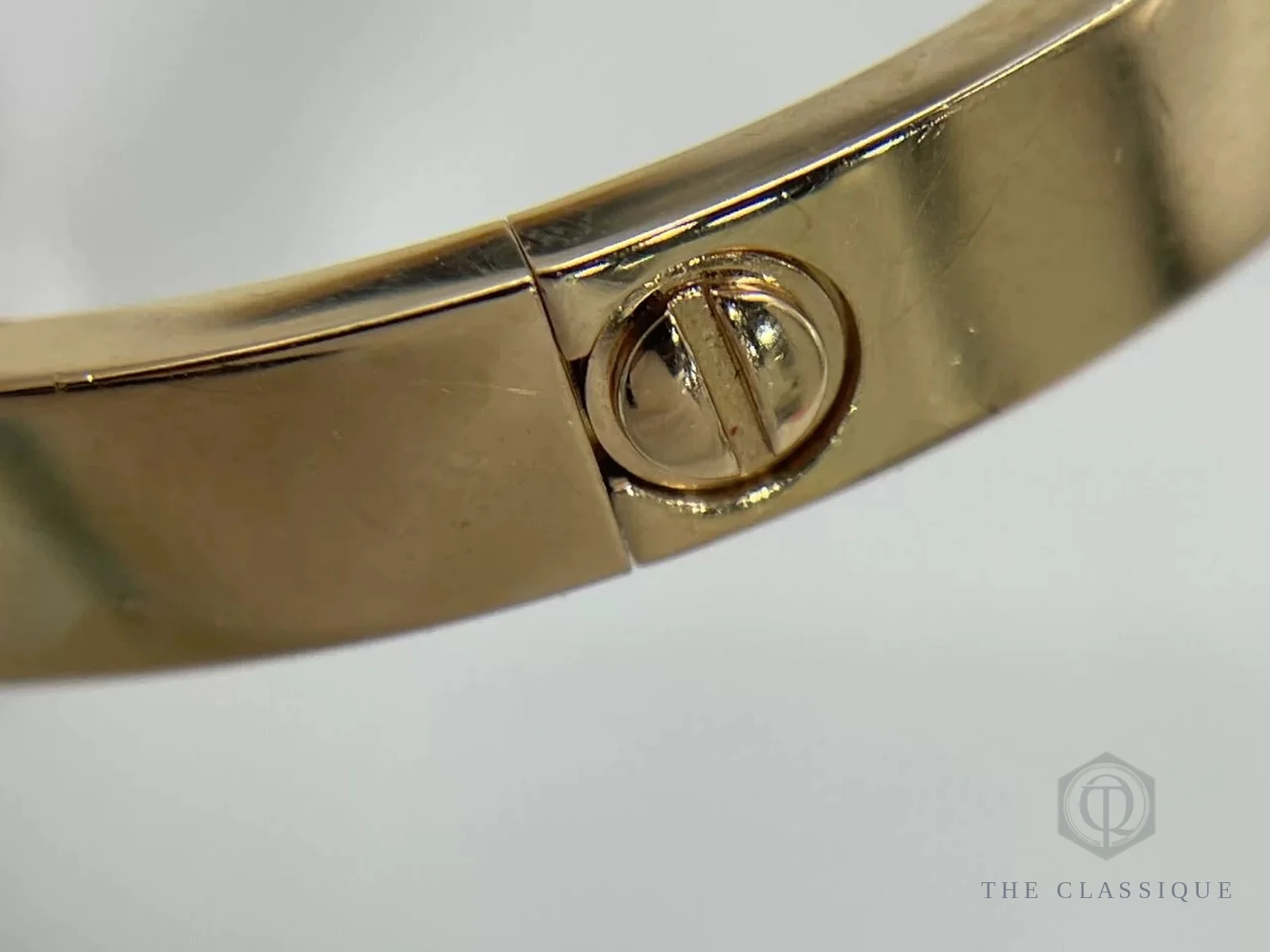 Khoá ốc vít trên vòng Cartier Love cận cảnh, ảnh thật tại The Classique
