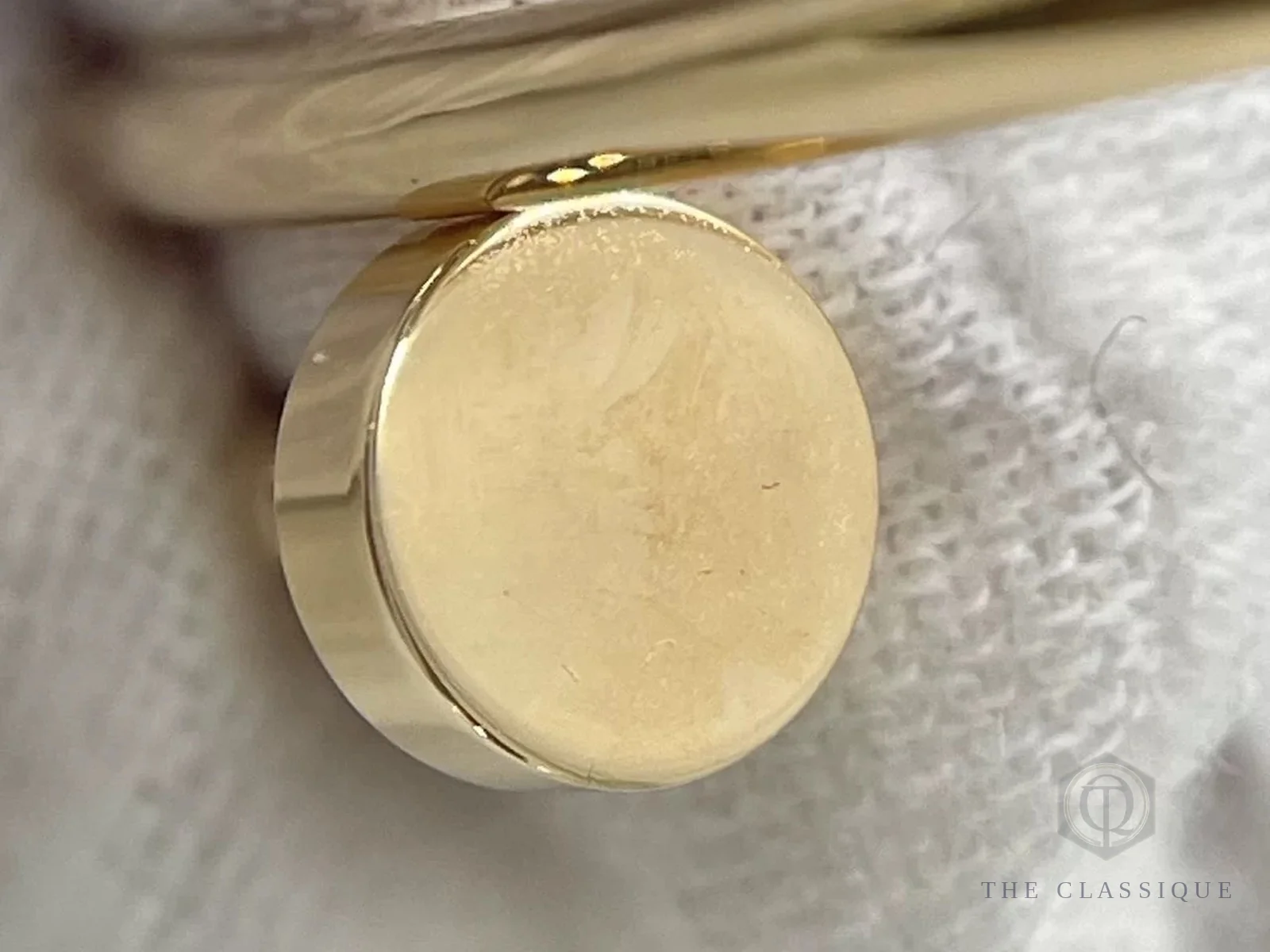 Mũ đinh tròn dẹt của vòng Cartier Juste un Clou cận cảnh, ảnh thật tại The Classique