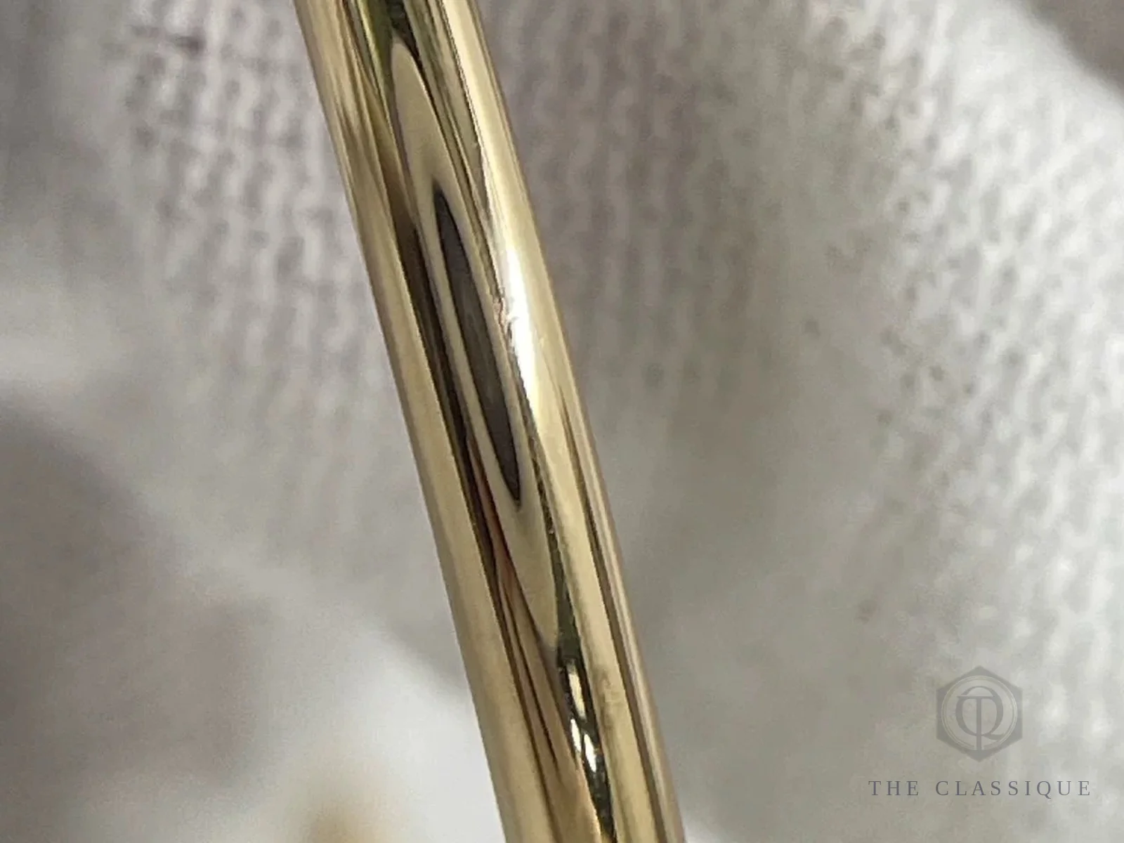 Rãnh và khớp nối gần đầu đinh vòng Cartier Juste un Clou cận cảnh, ảnh thật tại The Classique
