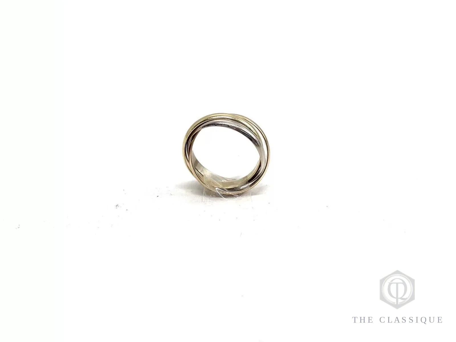 Nhẫn Cartier Trinity ba vòng lồng nhau chụp góc nghiêng trên nền trắng