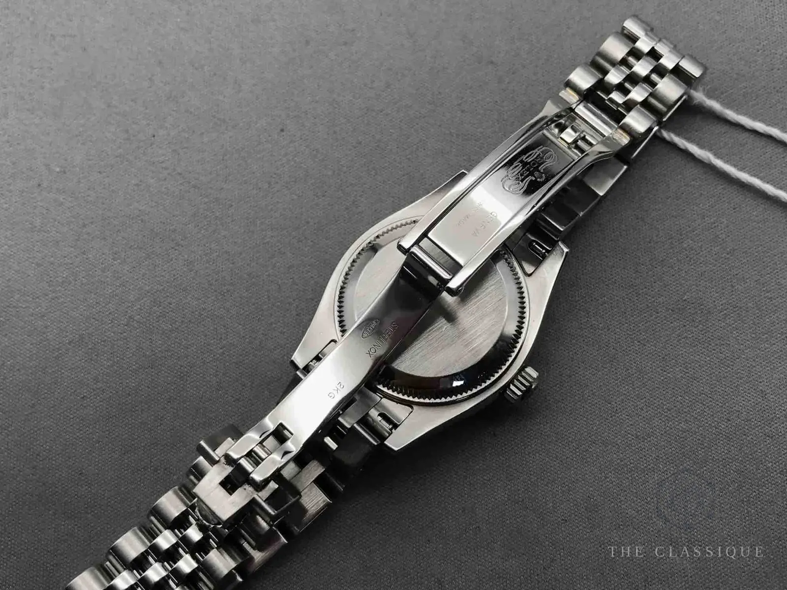 Đáy vỏ thép và khoá gập có khắc vương miện Rolex trên một chiếc đồng hồ bên em từng kiểm định