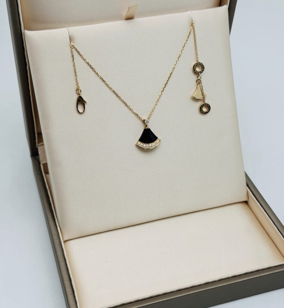 Dây chuyền Bvlgari Divas’ Dream Yellow Gold Black Onyx Diamond