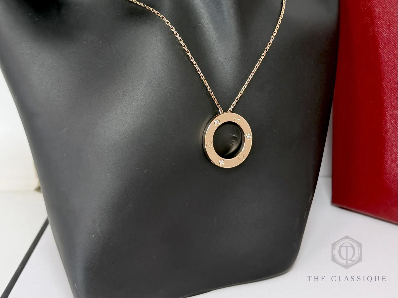 Mặt tròn và dây vàng của dây chuyền Cartier Love, nhìn cận mắt xích và móc dây