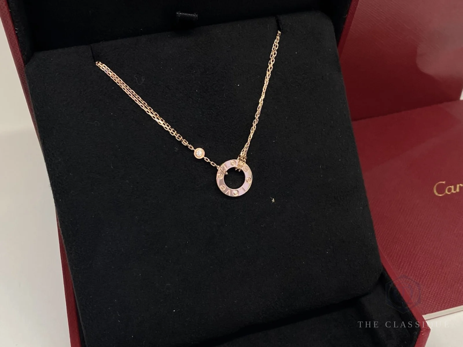 Mặt dây chuyền Cartier Love khắc chữ LOVE chạy quanh vòng, đính một viên kim cương nhỏ trên dây