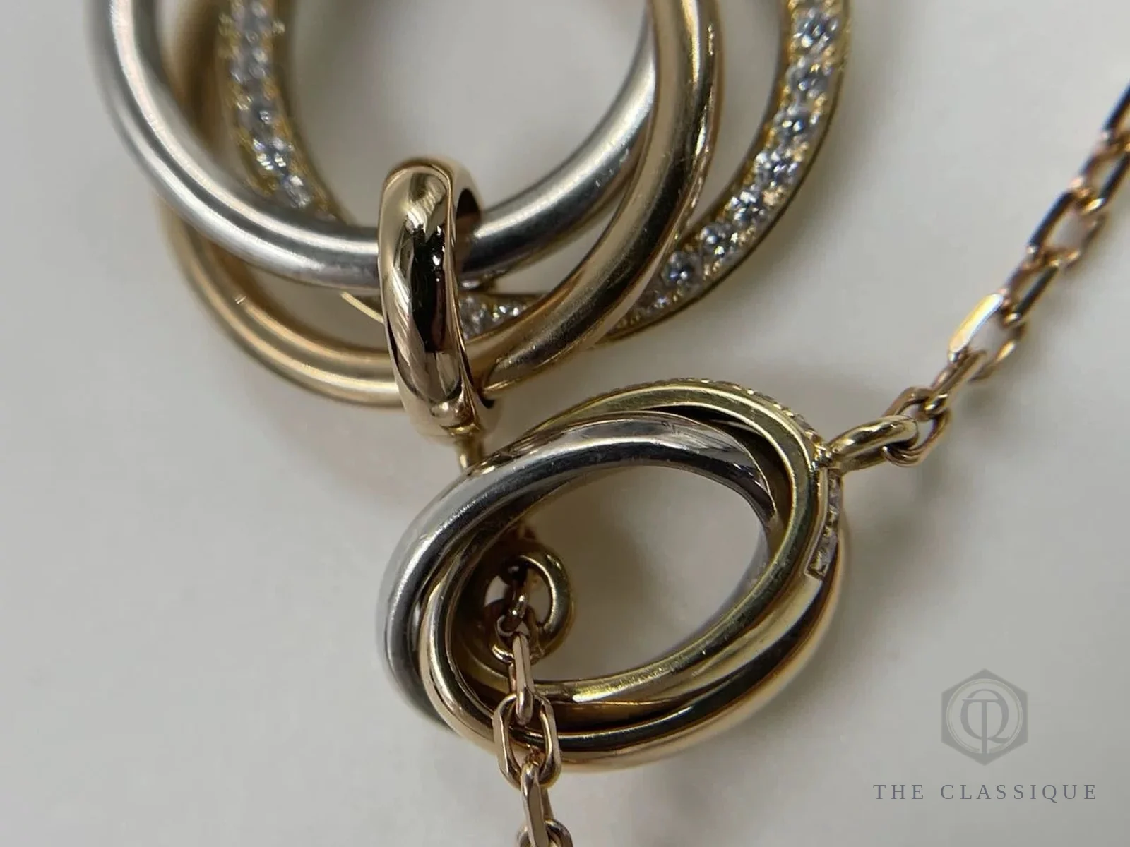 Cận cảnh ba vòng xoay và khoá móc mặt dây chuyền Cartier Trinity