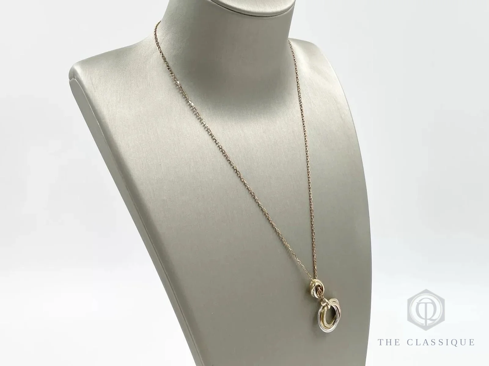 Dây chuyền Cartier nam nhìn nghiêng để thấy chiều dài và độ rủ của mặt dây