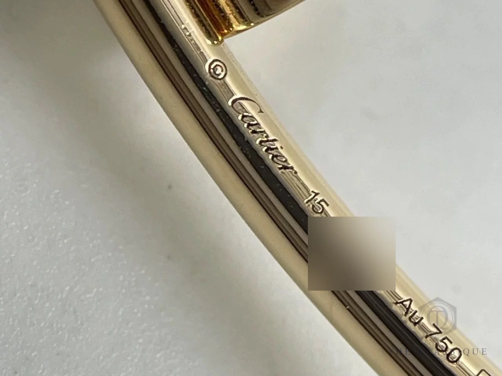 Chữ khắc Cartier, số size và ký hiệu Au750 mặt trong vòng Juste un Clou, bên em đã che số serial