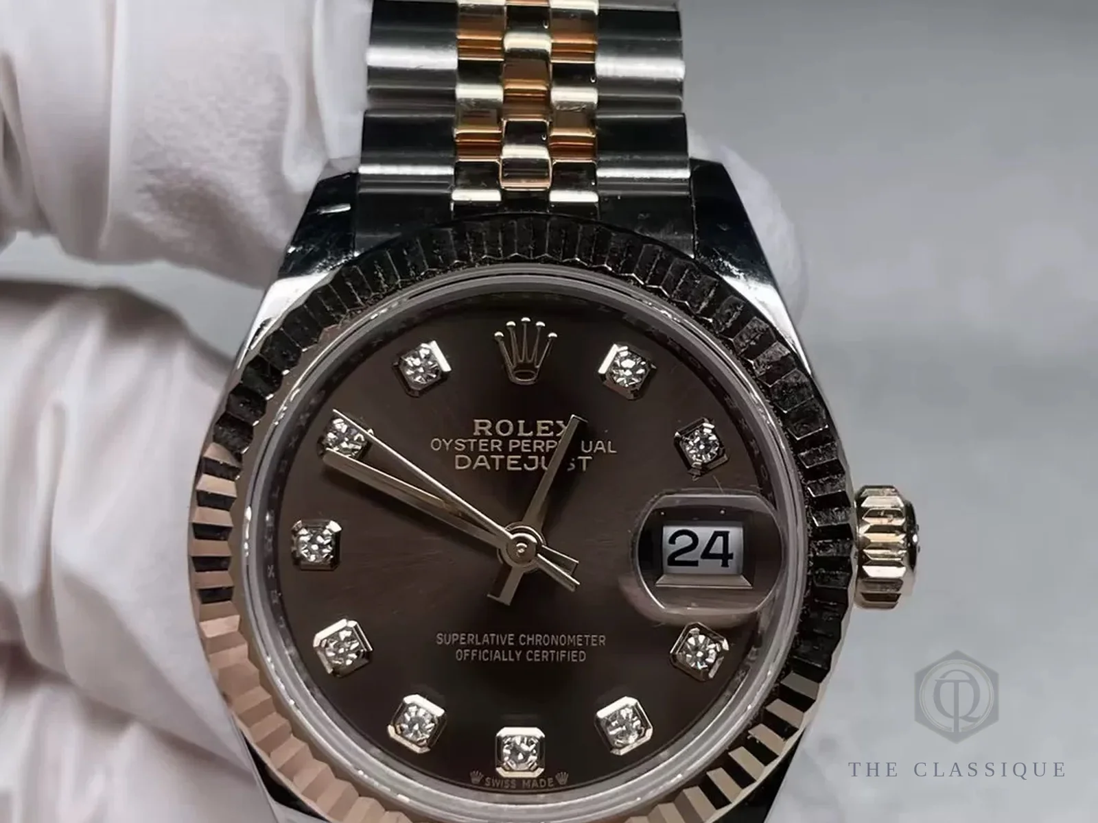 Đồng hồ Rolex Datejust đã qua sử dụng cầm trên tay khi kiểm tra đồng hồ Rolex cũ tại The Classique