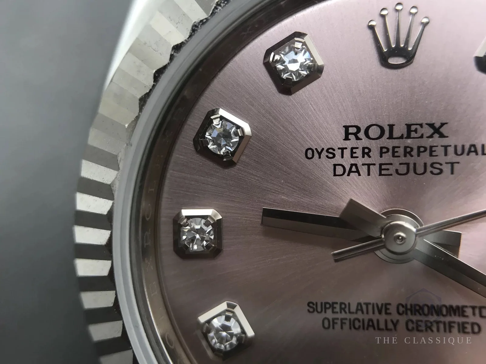 Mặt số Rolex Datejust với các cọc số đính kim cương, một điểm người thẩm định nhìn kỹ
