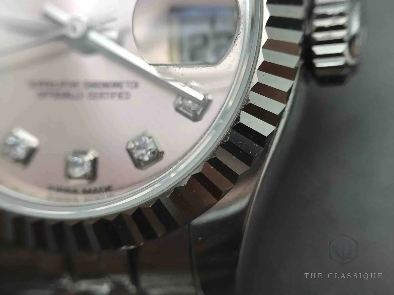 Kính cyclops phóng đại ô ngày và vành khía cùng núm lên dây trên đồng hồ Rolex