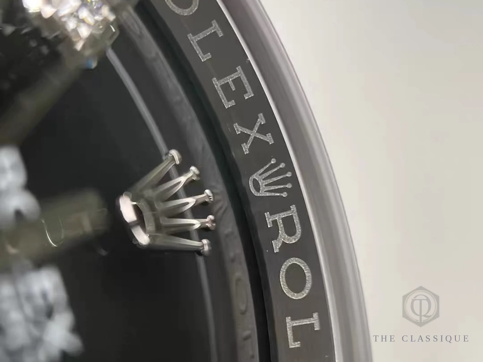 Vành trong rehaut khắc chữ ROLEX lặp lại quanh mép trong sát mặt kính