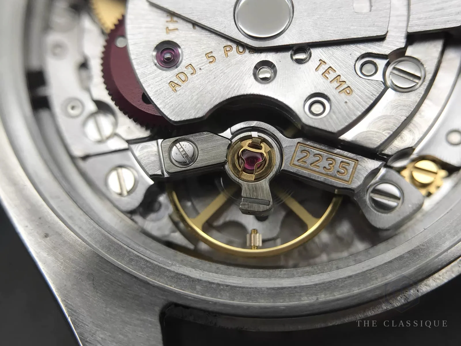 Bộ máy Rolex caliber 2235 lộ ra sau khi mở nắp lưng đồng hồ