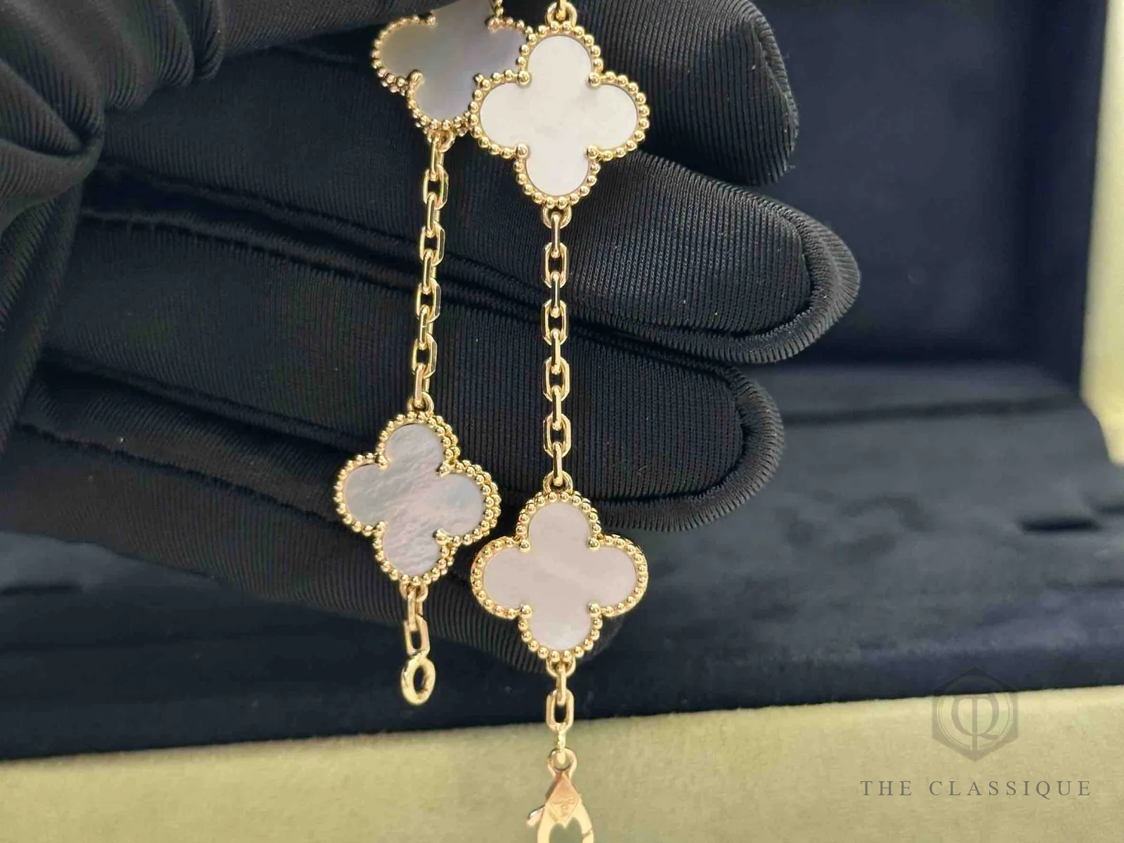 Khoá móc và các motif xà cừ trắng trên vòng tay Vintage Alhambra soi cận