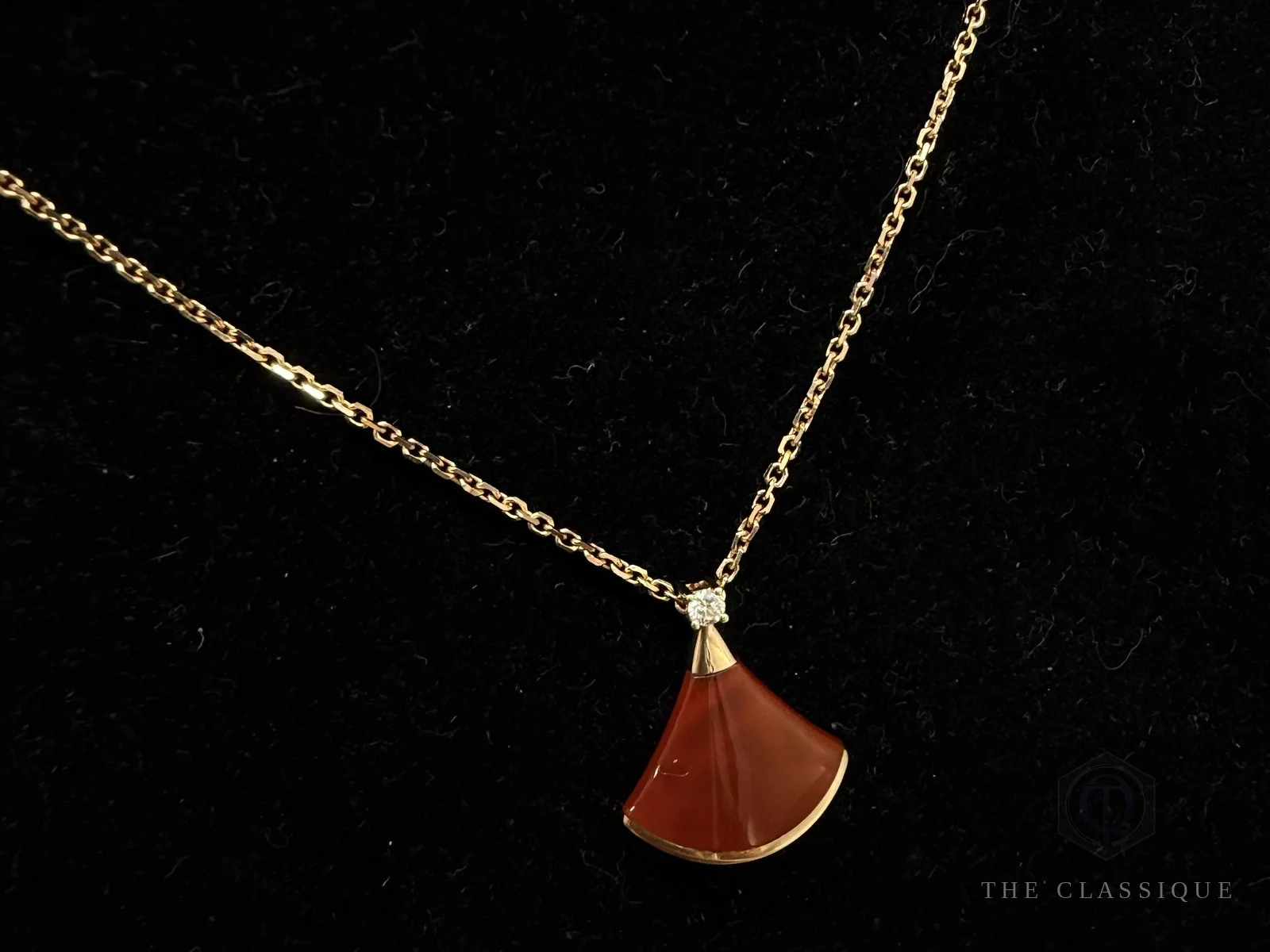 Dây chuyền Divas' Dream Bvlgari mặt đá carnelian đỏ hình quạt, đính kim cương nhỏ trên đỉnh