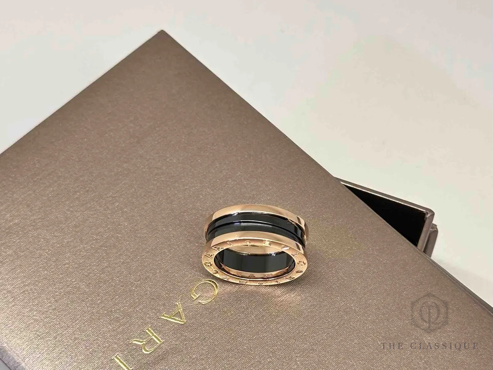 Nhẫn B.zero1 Bvlgari lớp gốm đen đặt trên hộp, cạnh gốm còn nguyên vẹn không sứt mẻ