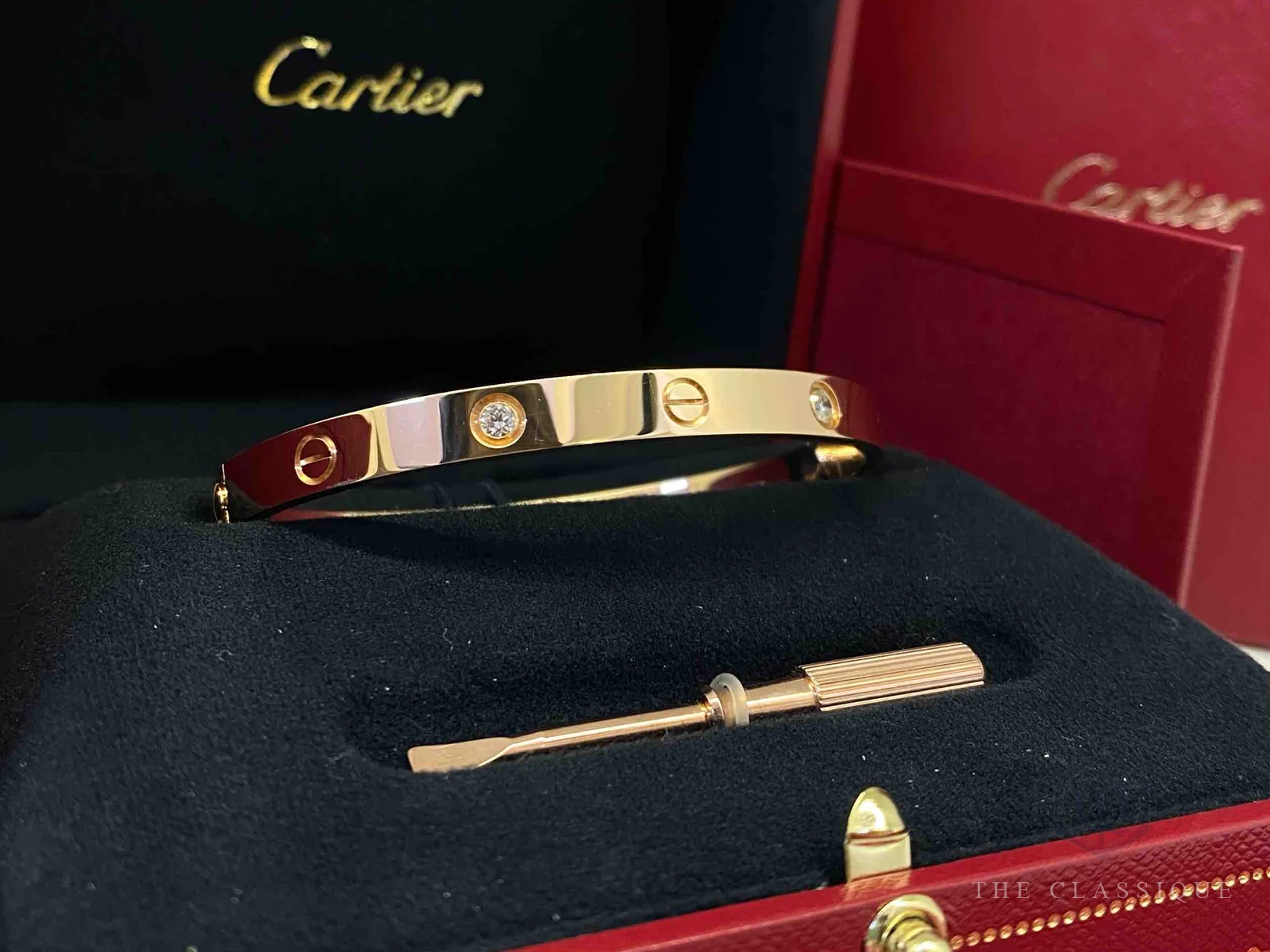 Bán trang sức Cartier đã qua sử dụng: vòng Cartier Love vàng hồng đính kim cương trong hộp đỏ kèm tua vít