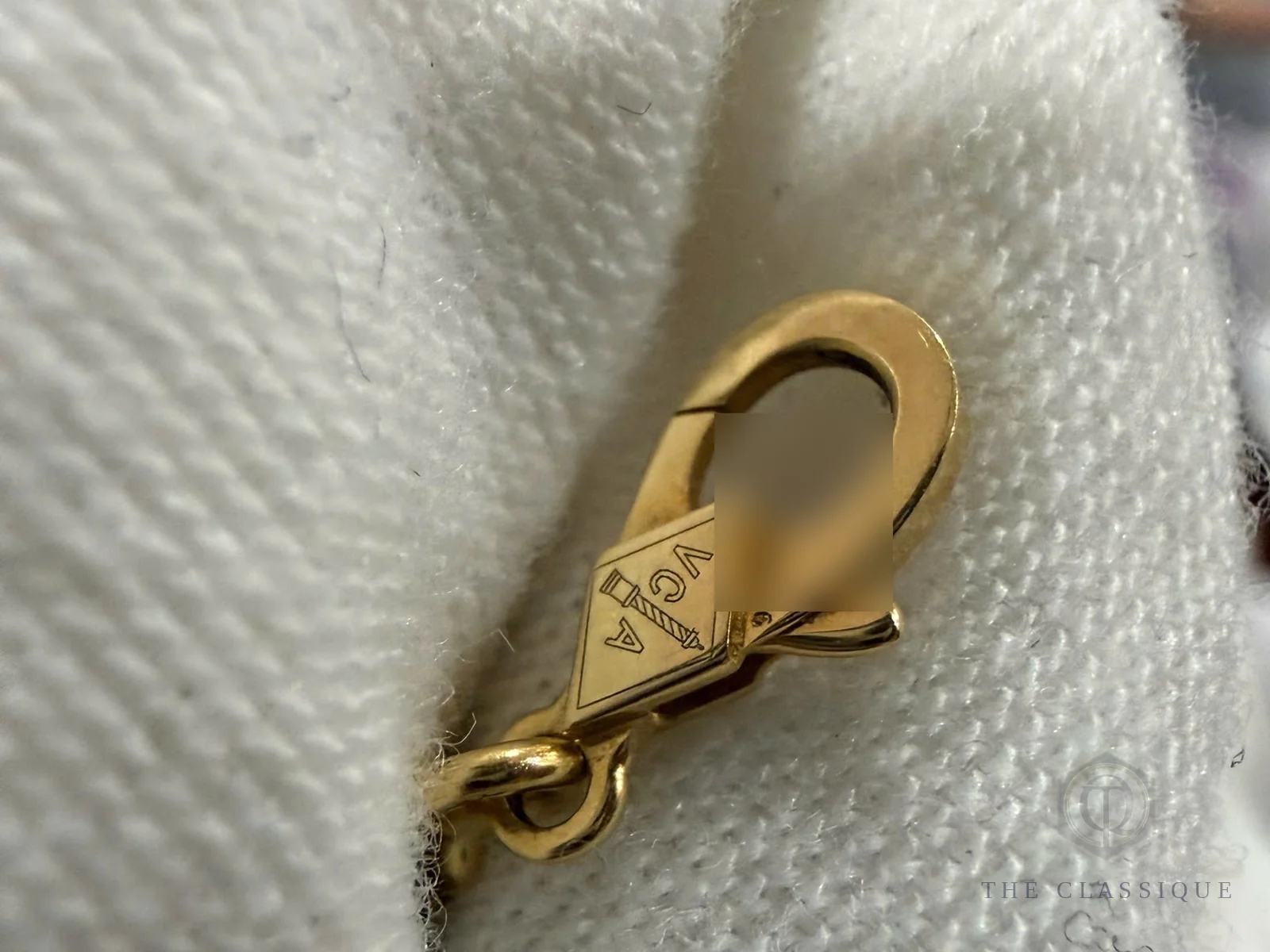Khoá móc hình chữ nhật khắc chữ VCA trên vòng tay Van Cleef, chi tiết cần kiểm khi dây hoặc khoá từng được sửa