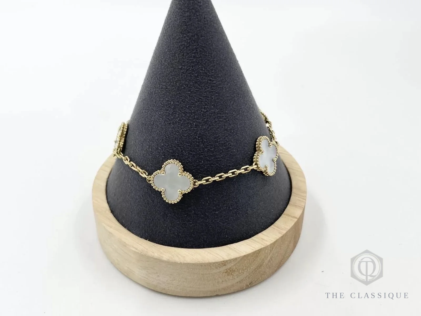 Trang sức Van Cleef & Arpels đã qua sử dụng đang có tại The Classique, ảnh thật