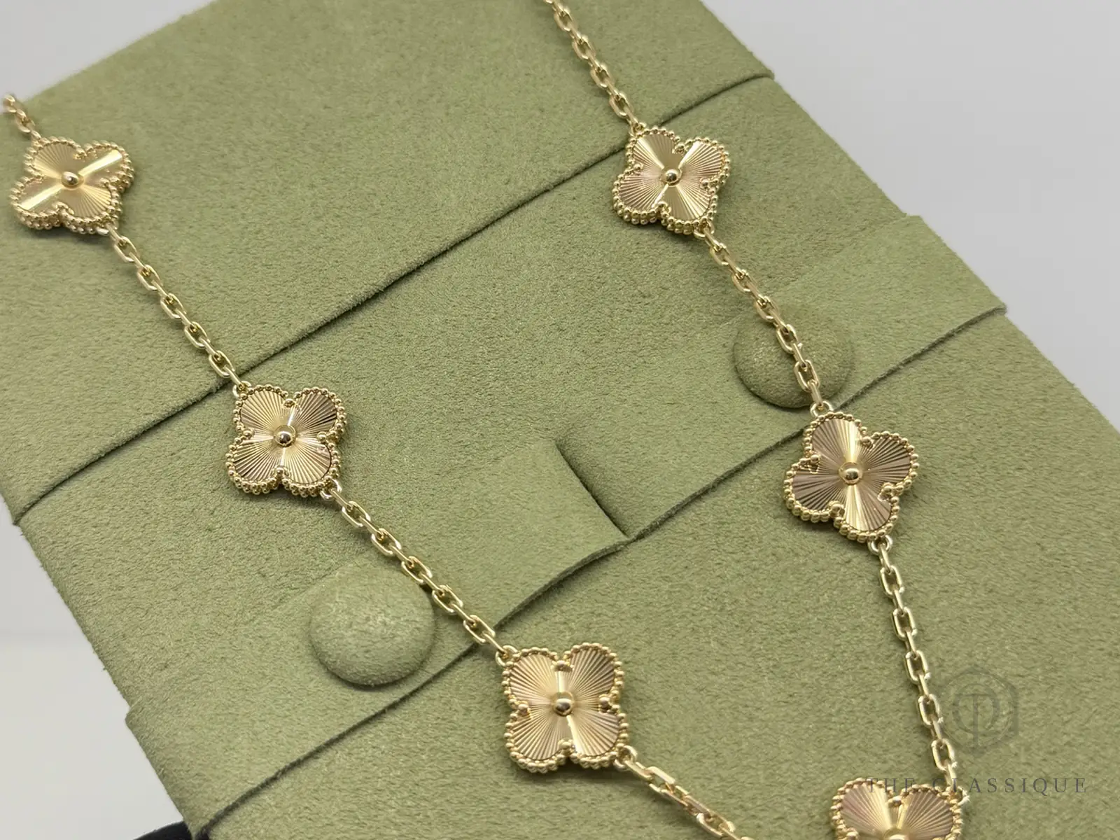 Dây chuyền Van Cleef Alhambra mười lá cỏ bốn cánh vàng guilloché, ảnh thật chụp tại The Classique