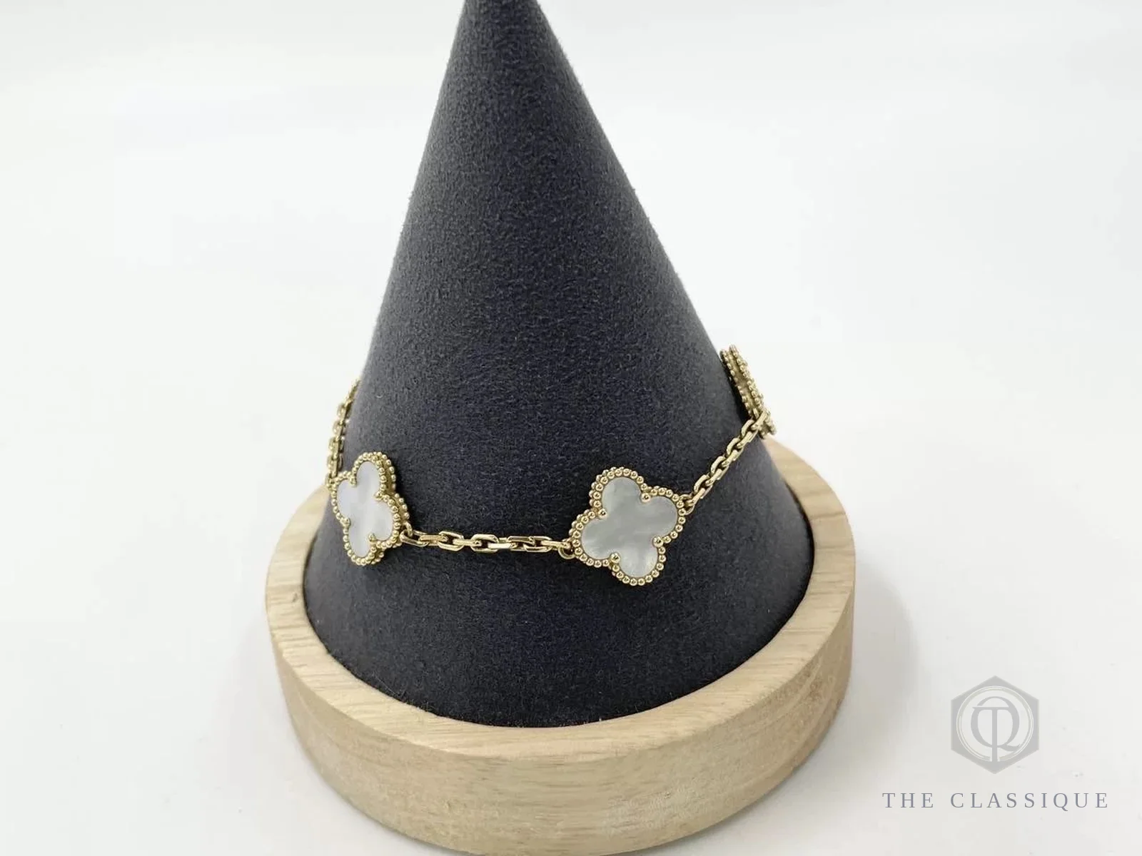 Cận cảnh khoá móc vòng tay Van Cleef Alhambra mặt xà cừ trắng