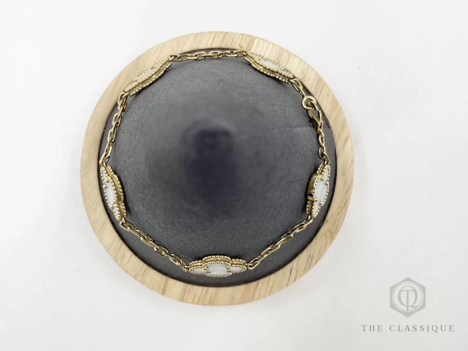 Vòng tay Van Cleef Alhambra nhìn từ trên xuống, dáng tròn đều