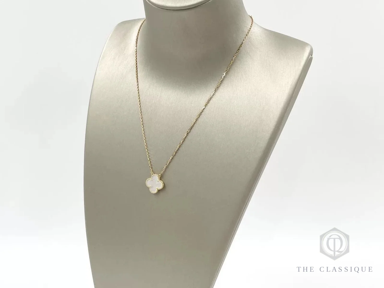 Dây chuyền Van Cleef Alhambra một lá cỏ bốn cánh mặt xà cừ trắng đang có tại The Classique