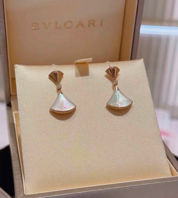 Bông tai Bvlgari Divas’ Dream Rose Gold MOP