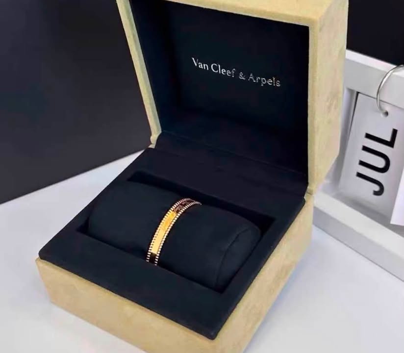 Vòng tay VCA Perlée Signature Rose Gold
