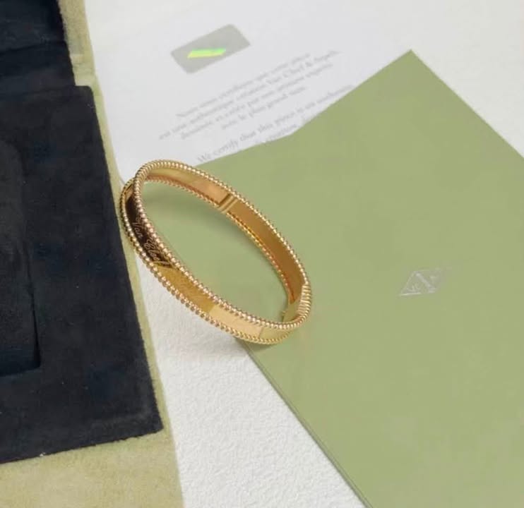 Vòng tay VCA Perlée Signature Rose Gold