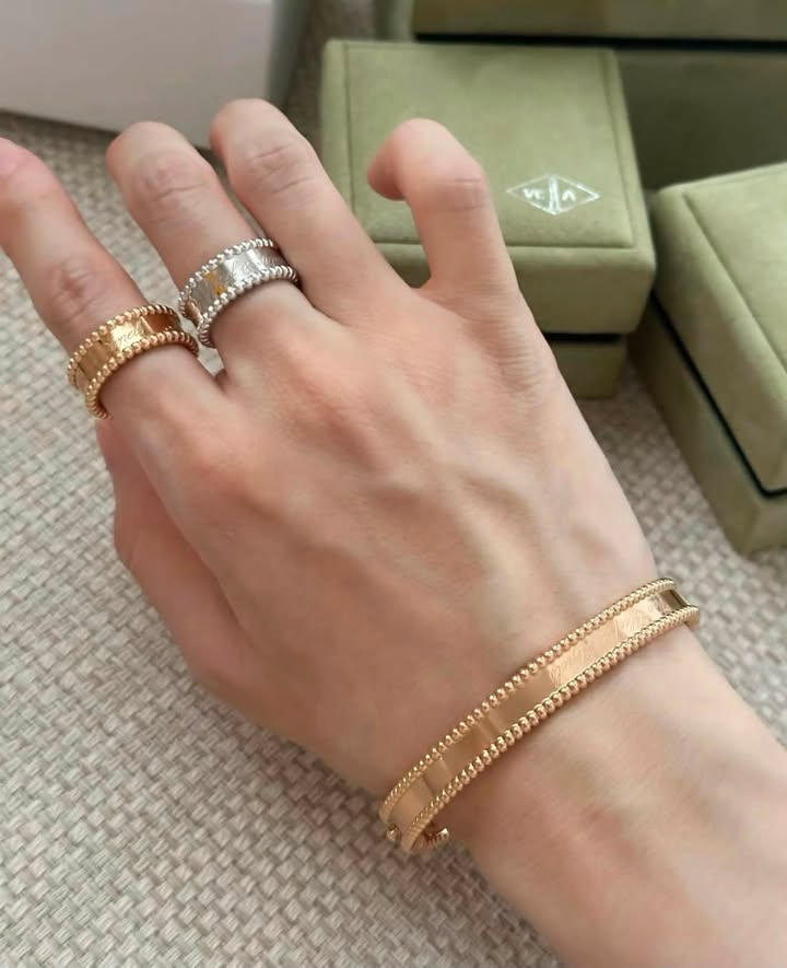 Vòng tay VCA Perlée Signature Rose Gold