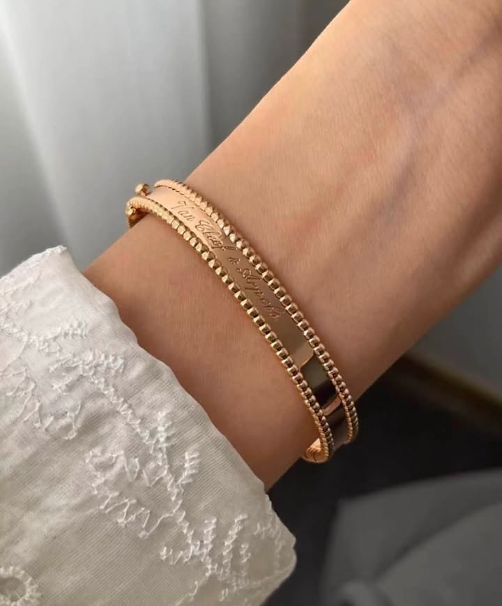 Vòng tay VCA Perlée Signature Rose Gold
