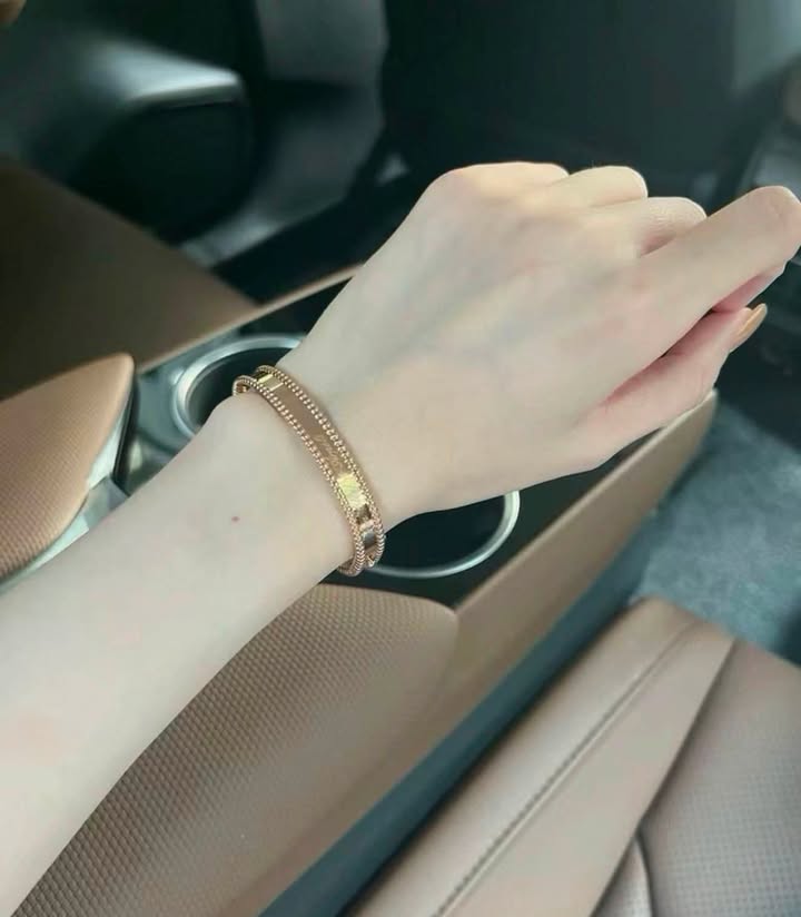Vòng tay VCA Perlée Signature Rose Gold