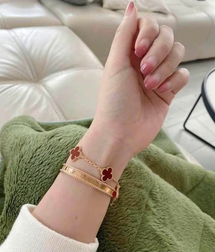 Vòng tay VCA Perlée Signature Rose Gold