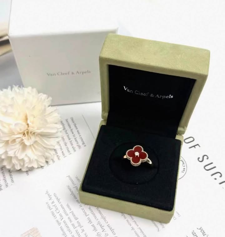 Nhẫn VCA Vintage Alhambra Đính Kim Carnelian