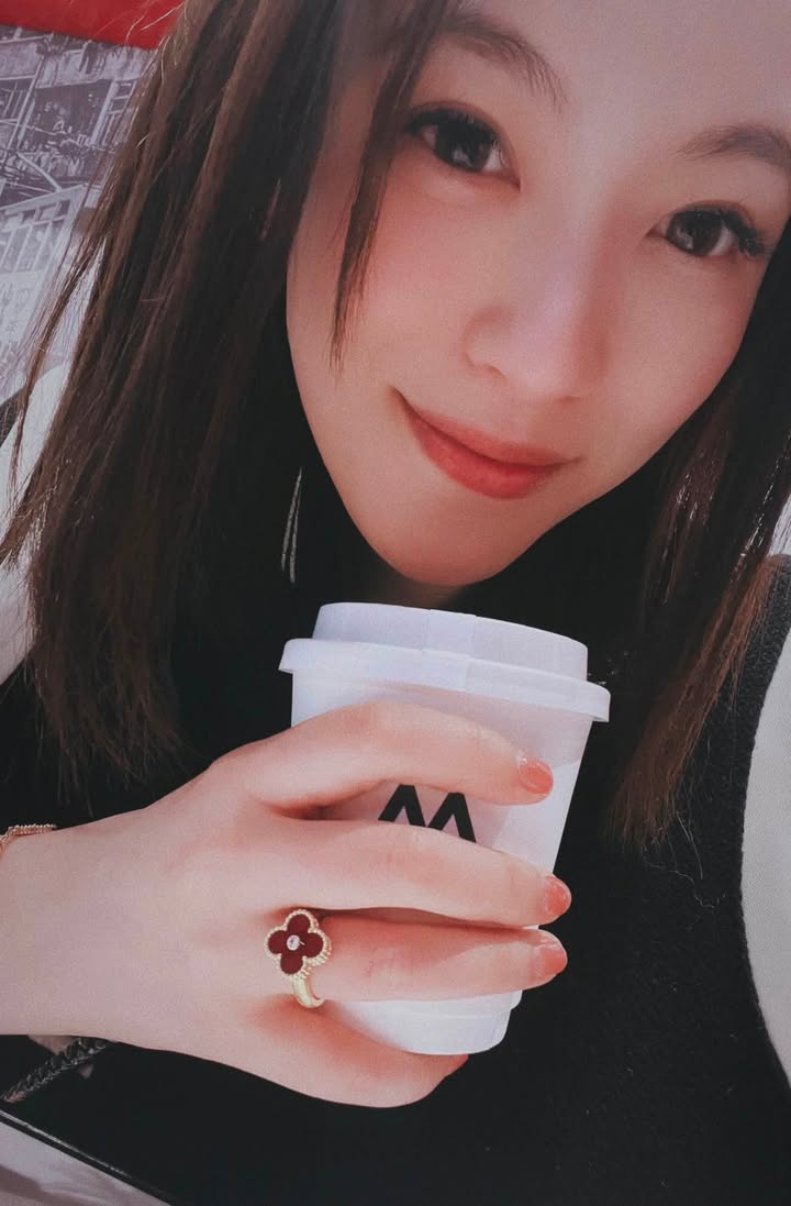 Nhẫn VCA Vintage Alhambra Đính Kim Carnelian