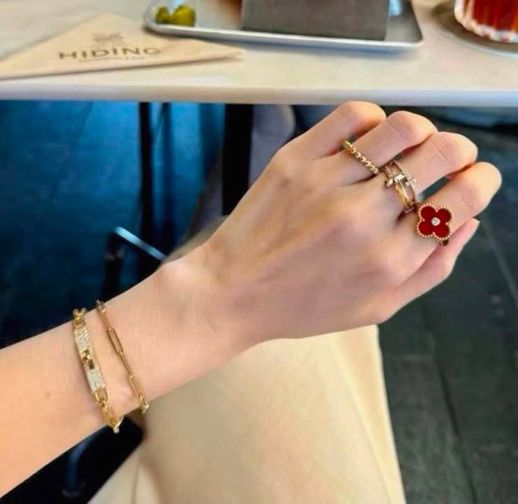 Nhẫn VCA Vintage Alhambra Đính Kim Carnelian