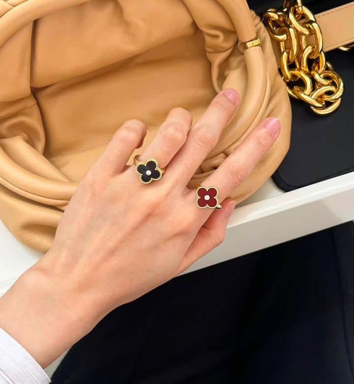 Nhẫn VCA Vintage Alhambra Đính Kim Carnelian
