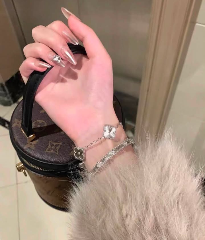 Vòng tay VCA Perlée Sweet Clovers White Gold