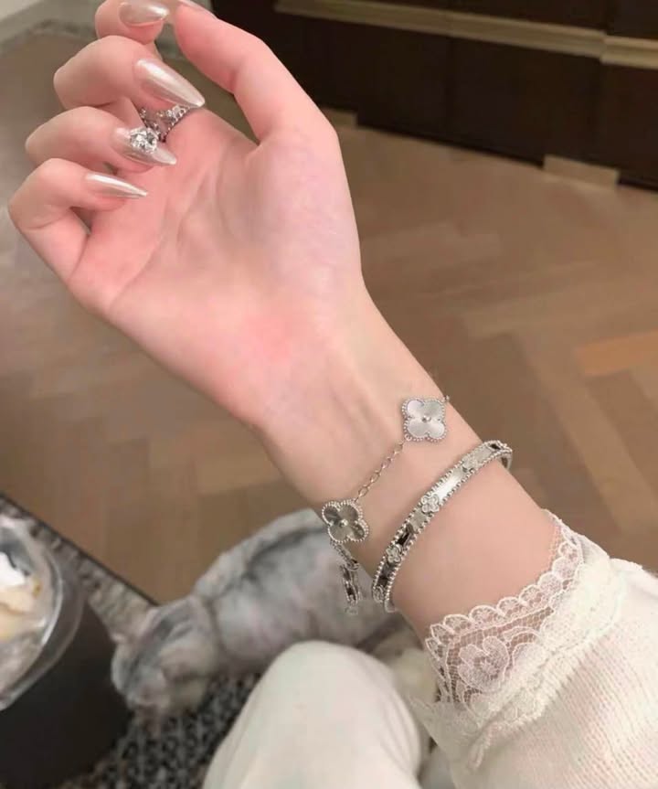 Vòng tay VCA Perlée Sweet Clovers White Gold