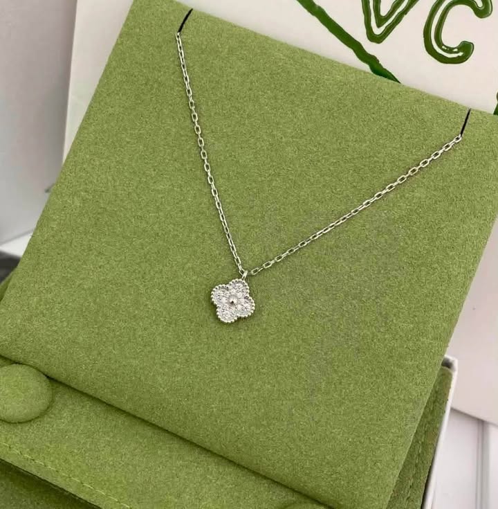 Dây chuyền Van Cleef & Arpels Sweet Alhambra White Gold Diamond, ảnh tổng thể