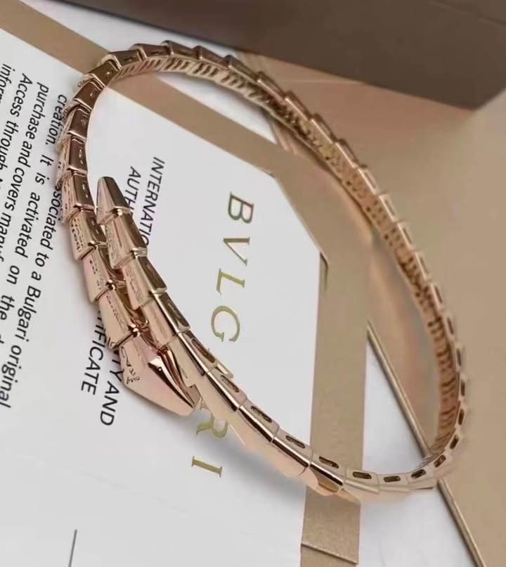 Vòng tay Bvlgari Serpenti Viper Rose Gold, ảnh 2 chụp thật tại The Classique